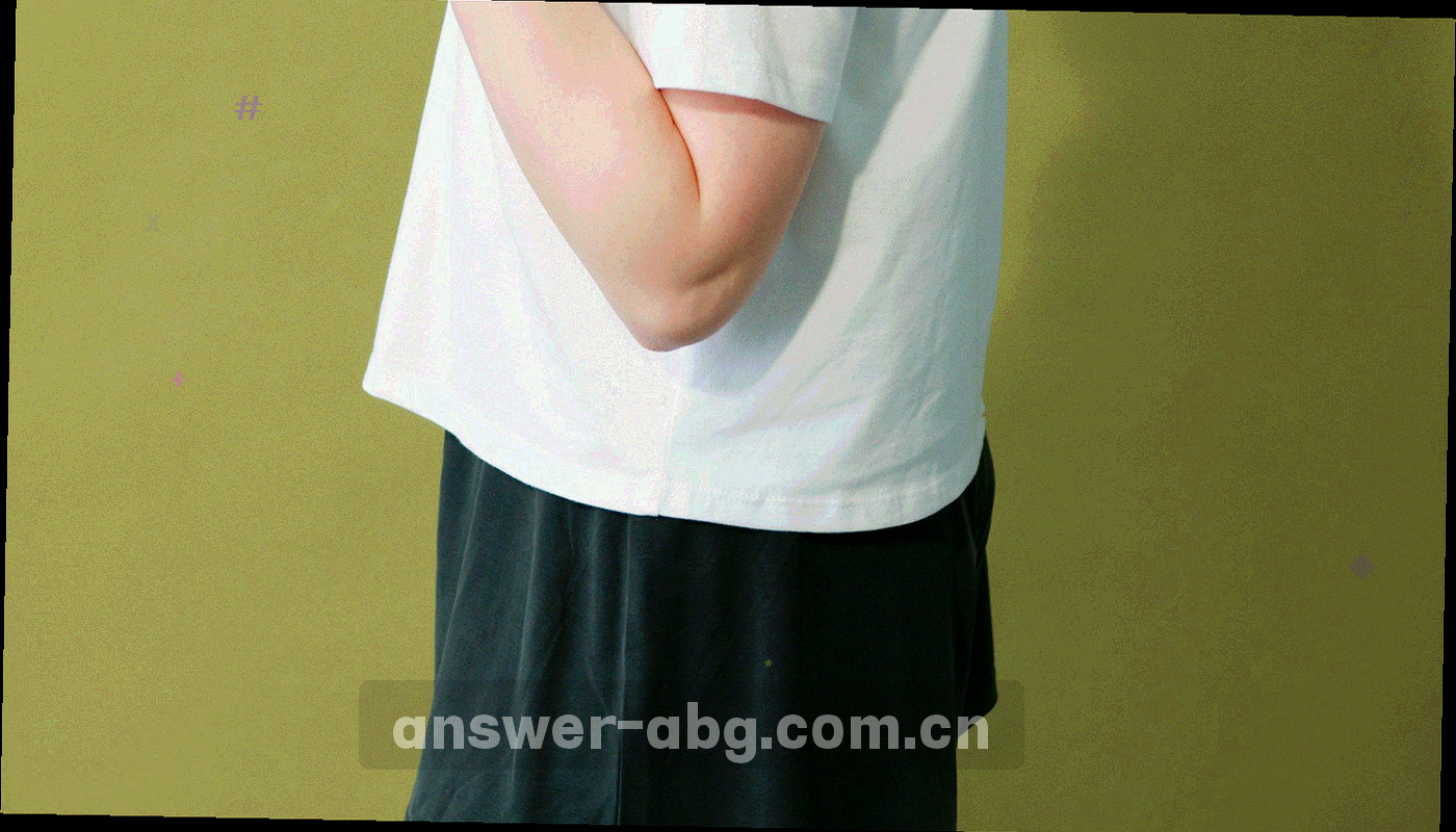 三层堆叠的直角色块抽象图，以冷调单色处理，示意教程的三章结构